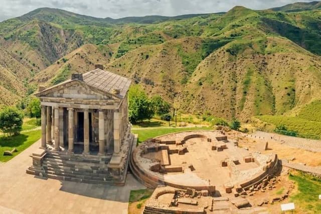 Երևան - Գառնու տաճար - Գեղարդավանք - Չարենցի կամար - Երևան