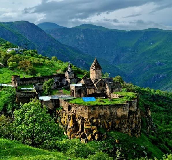 Գորիս-Խնձորեսկ (Ճոճվող կամուրջ)-Տաթևի վանք (ամենաերկար ճոպանուղի այցելություն)- Հարսնաձորի դիտակետ- Դիլիջան քաղաք