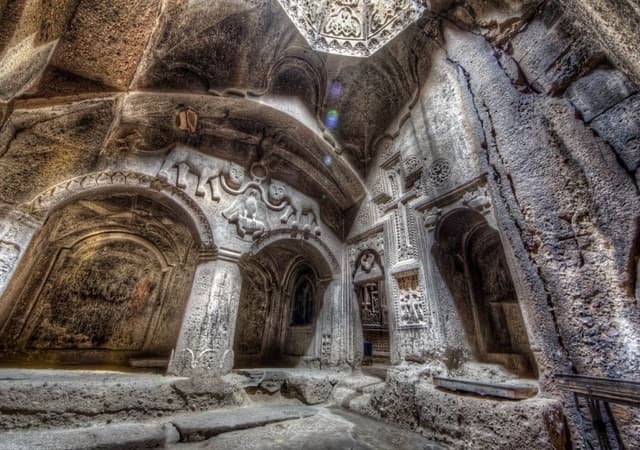 Գառնի, Գեղարդ, Քարերի սիմֆոնիա